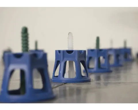 Akkit Nivelliersystem Starterset mit 50 Drehzylinder, 100 Gewindelaschen für 1,5mm Fugenabstand mit integriertem Kratzschutz und Fliesenstärke 3-20 mm