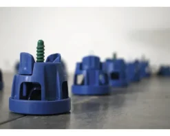 Akkit Nivelliersystem Starterset mit 50 QUICK-Drehzylinder mit integriertem Kratzschutz und 100 Gewindelaschen im Eimer für1,5 mm Fugenabstand