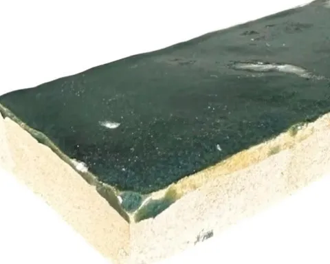 Handgefertigte Fliese Zellige Bejmat 36 vert bouteille 5x15cm glänzend