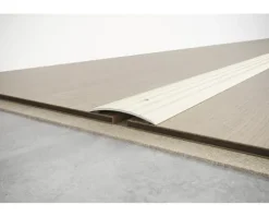SKANDOR Anpassungsprofil champagner eloxiert gelocht 4,5x40x900 mm