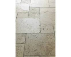 Travertin Bodenfliese Bari römischer Verband 1,2 cm Oberfläche und Kanten getrommelt